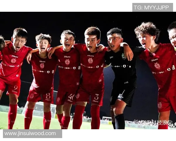 老牌足球星温情重聚携手合影展现绿茵岁月兄弟情谊