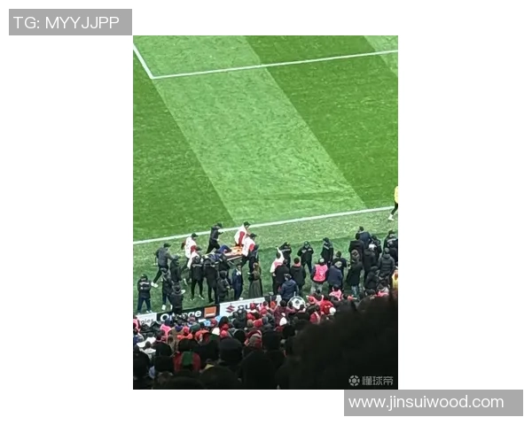 足球球星因比赛违规被罚站全场引发热议场边表现成焦点